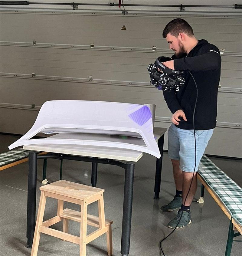 Scanning a large rear wing with a handheld 3D scanner